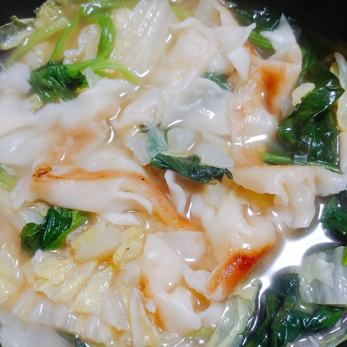白菜とほうれん草の焼き餃子スープ